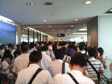 夢の階段-混雑する松山空港