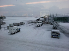 夢の階段-雪の函館空港